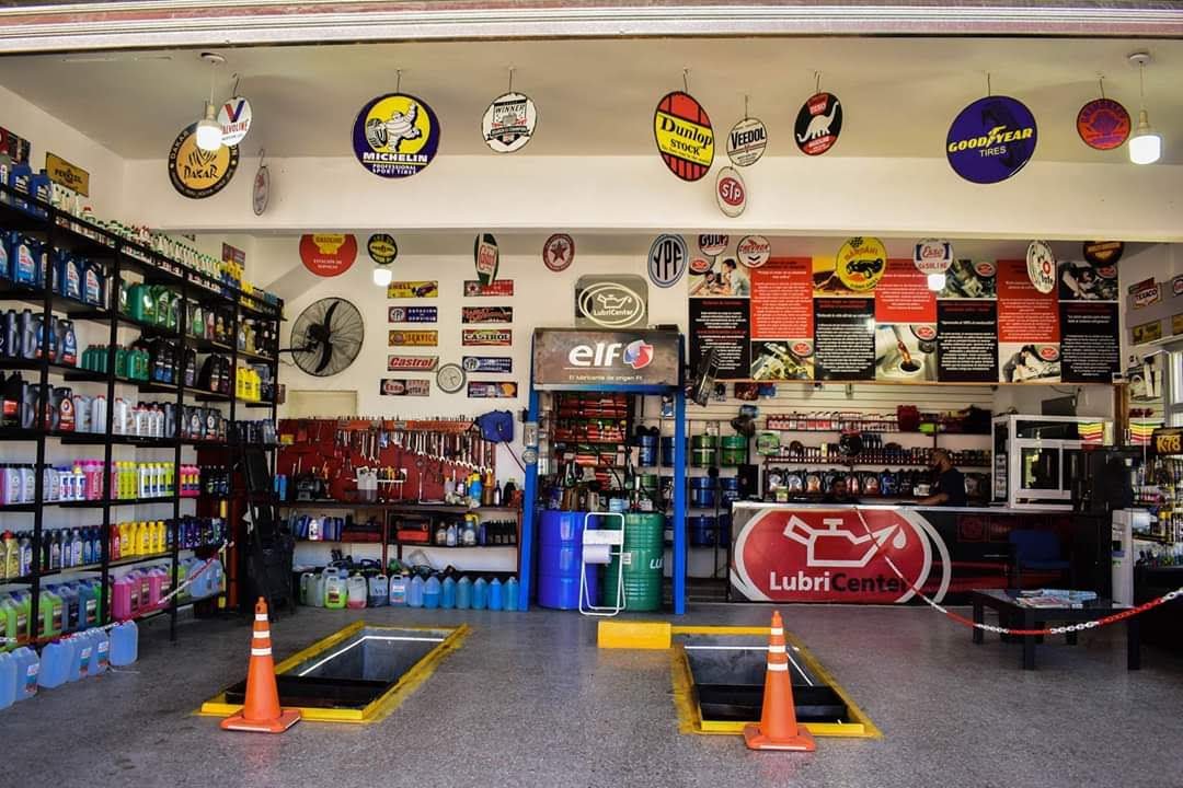 Interior del local Lubricenter La Plata
